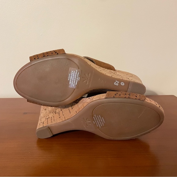 NWOT Isaac Mizrahi Live Seismic Suede Wedge Sandals Tan Brown Heels Leather 6.5 - Picture 6 of 11